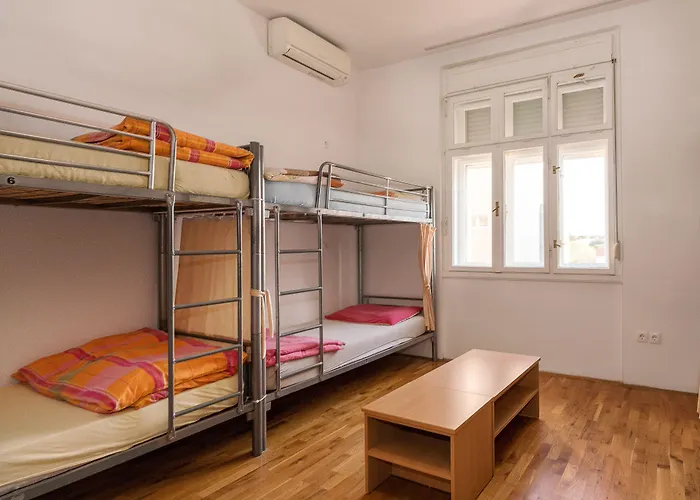 Backpackers Hostel *