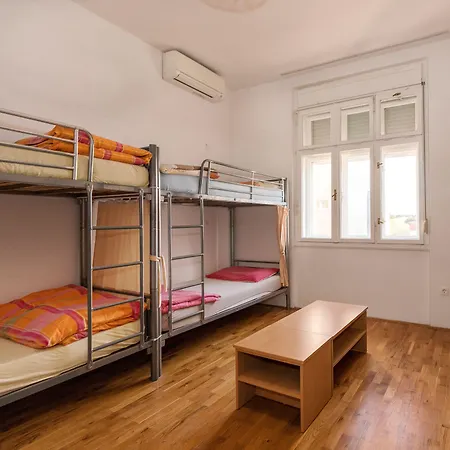 Backpackers Hostel *