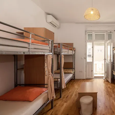 Backpackers Hostel *